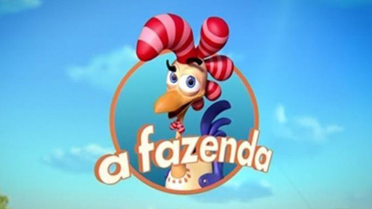 Logo do galinho em frente a um celeiro, marca do programa A fazenda