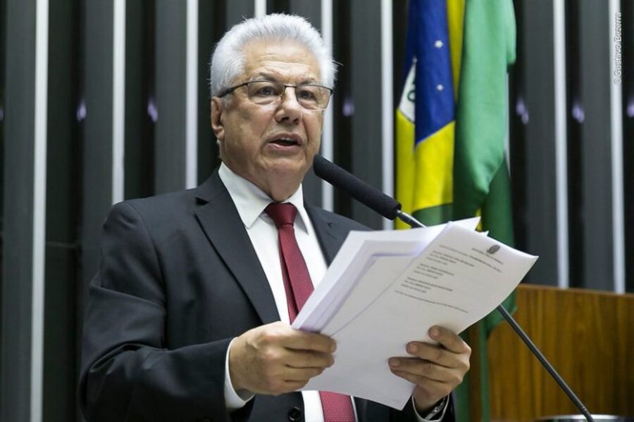 Deputado Arlindo Chinaglia (PT-SP) falando no plenário da Câmara dos Deputados