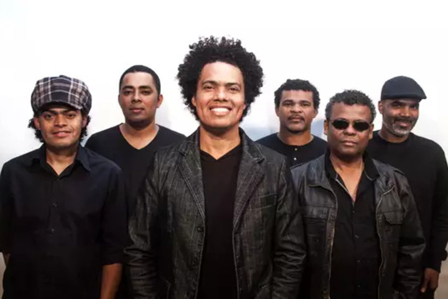 Foto dos integrantes da banda Alma Livre olhando todos de frente