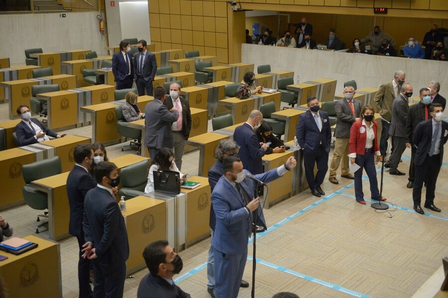 Deputados debatem o PL 26 na Alesp. Ao microfone, um deputado fala. No outro, a deputada Professora Bebel, aguarda sua vez.