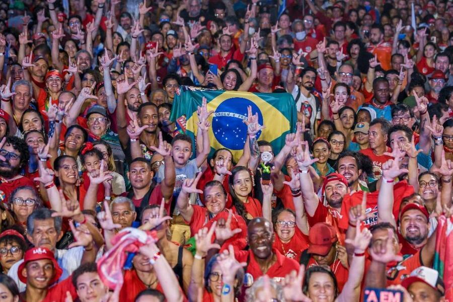 Multidão em manifestação pró-Lula na campanha presidencial. 