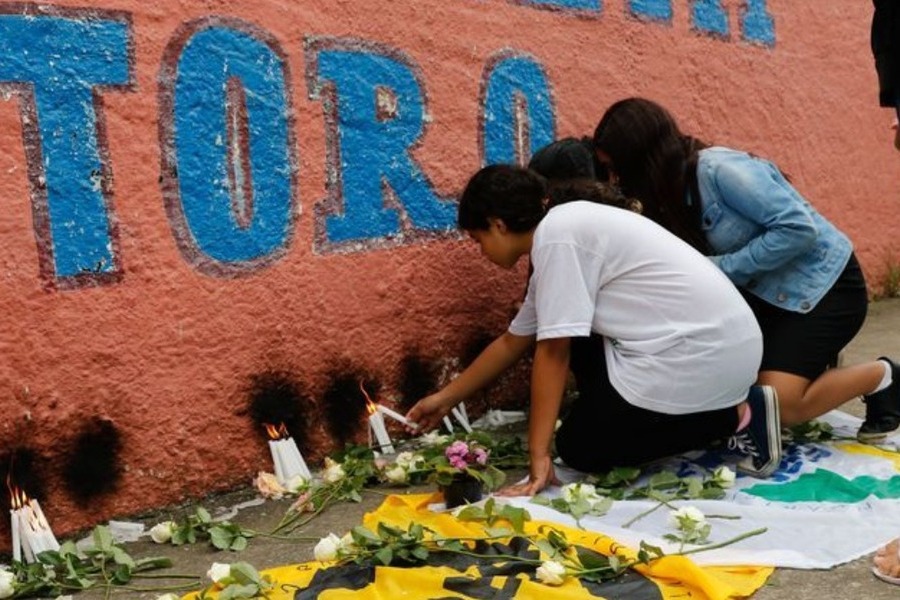 Crianças depositam flores no muro da creche em Blumenau