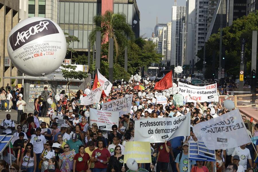 Passeata dos professores da Av. Paulista à Praça da República