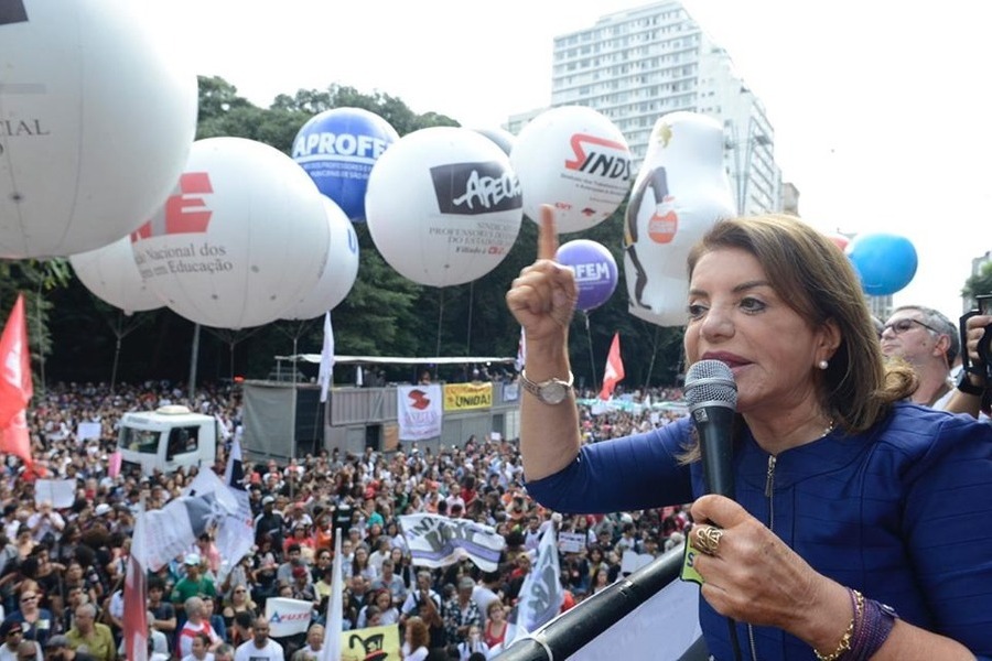 Foto da deputada professora Bebel falando ao microfone do caminhão de som durante manifestação dos professores