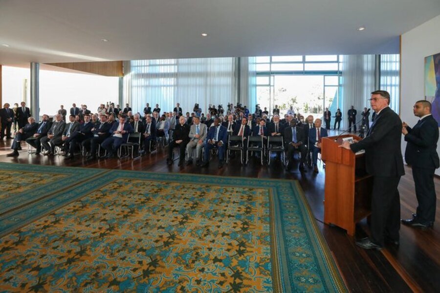 Bolsonaro fala no pulpito durante reunião com Embaixadores 