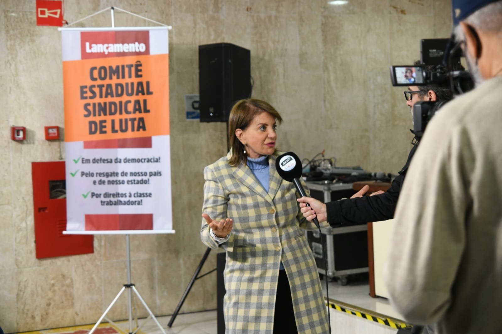 A presidenta da Apeoesp e Deputada Estadual Professora Bebel concede entrevista sobre o lançamento do Comitê Sindical Estadual para as pré-campanhas de Lula, à presidência da República, e de Fernando Haddad, governador do Estado