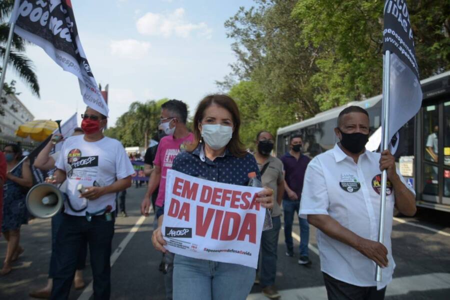 Foto da deputada estadual professora Bebel segurando cartas que diz Greve em Defesa da Vida