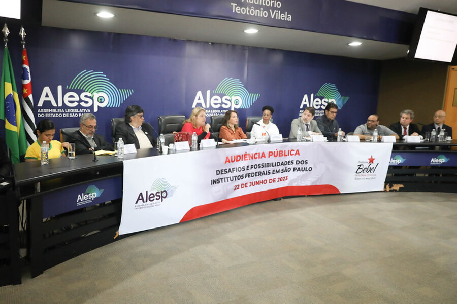 Mesa de debatedores durante a Audiência na Alesp pela criação dos Institutos Federais e Universidades Públicas