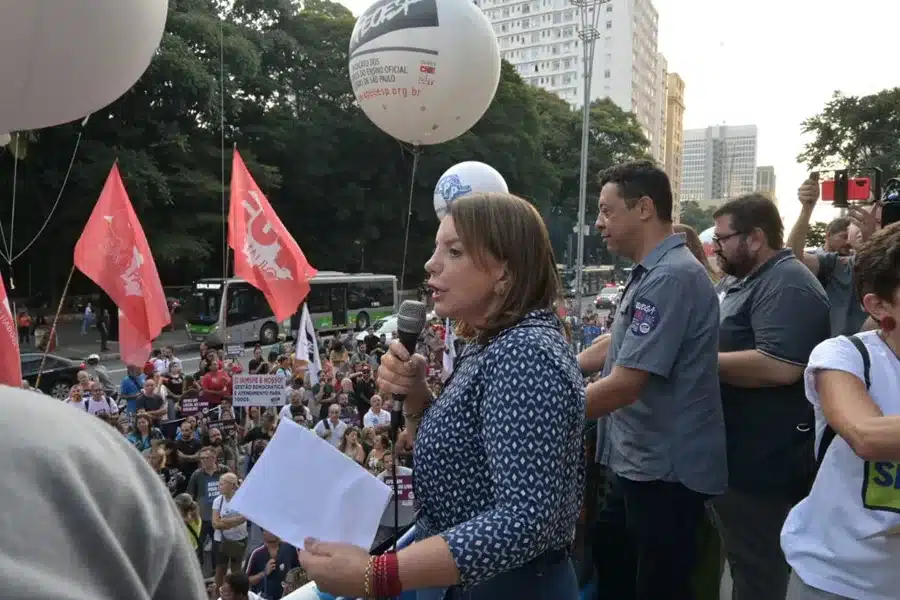 Deputada Estadual Professora Bebel fala ao microfone no carro de som, durante ato dos professores no Dia Nacional de Luta pela Revogação da Reforma do Ensino Médio e pagamento do Piso Nacional de Salário aos Professores