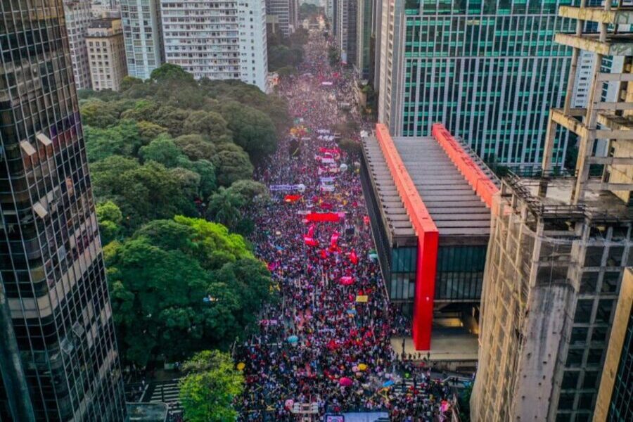 Foto da deputada estadual professora bebel falando da tribuna da Alesp