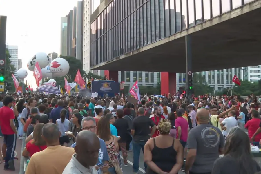 Foto parcial da manifestação de professores, dia 22 de março, no Vão Livre do Masp, pelo pagamento do Piso Salarial à categorial