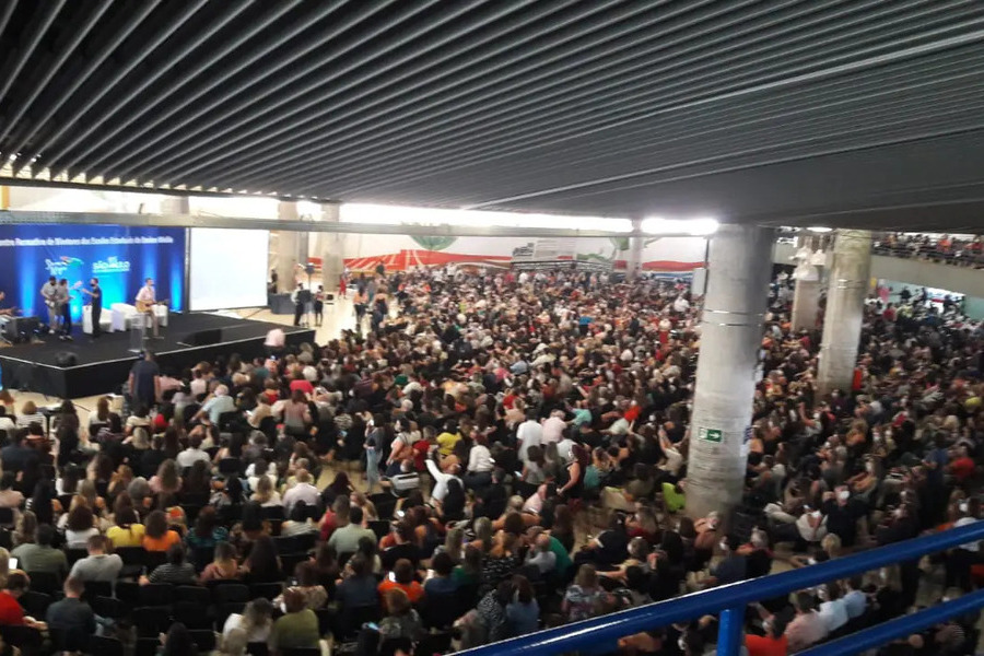 Foto do encontro entre o Secretário de Educação e milhares de diretores de escolas do Estado, em Serra Negra, SP, setembro de 21.