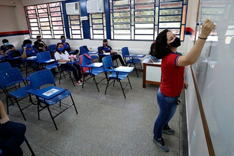 Foto de professora dando aula