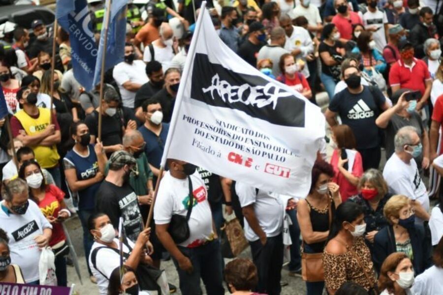 Assembleia dos Professores. Em destaque, bandeira da Apeoesp