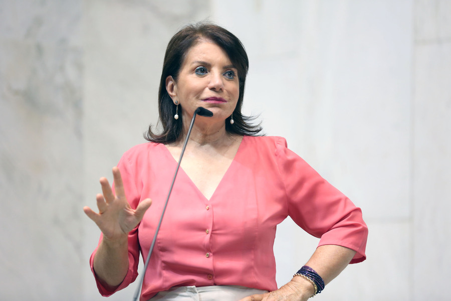 Foto da Deputada Estadual Professora Bebel falando da Tribuna da Alesp