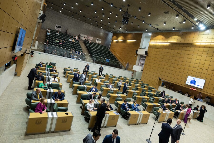 Foto do Plenário da Alesp e das galerias, onde se vê duas bandeirinhas da APEOESP fixadas na parede.