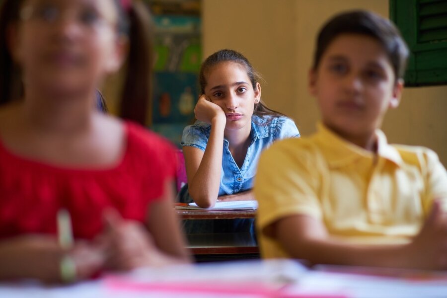 Alunos em sala de aula com ar de quem não está entendendo a aula