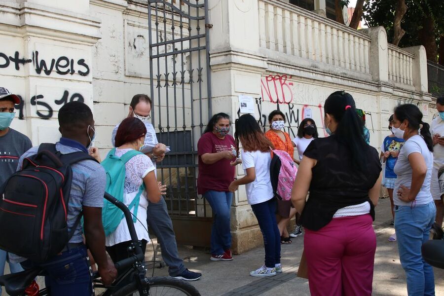 Mães e pais na porta de escola estadual acabam de deixar seus filhos