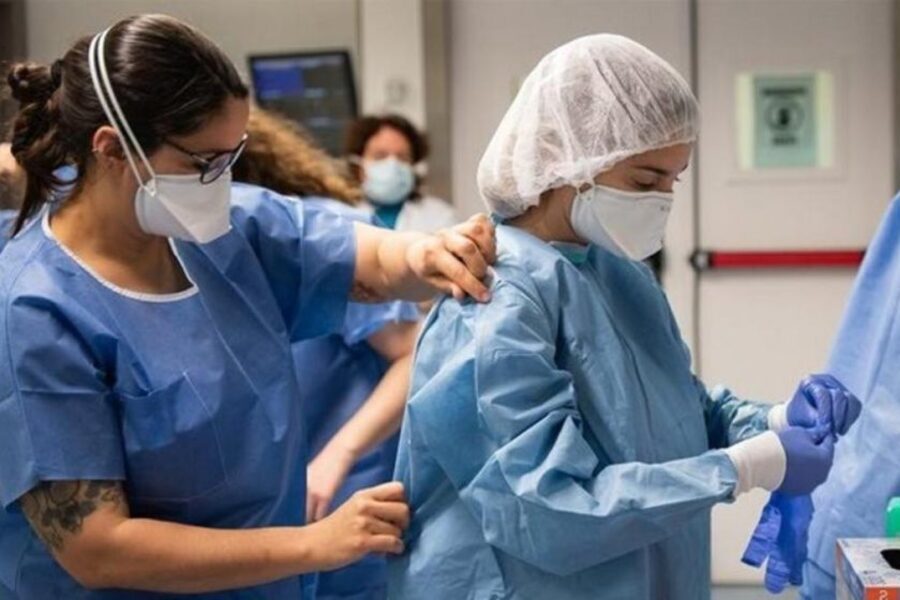 Enfermeiras prontas para iniciar uma cirurgia