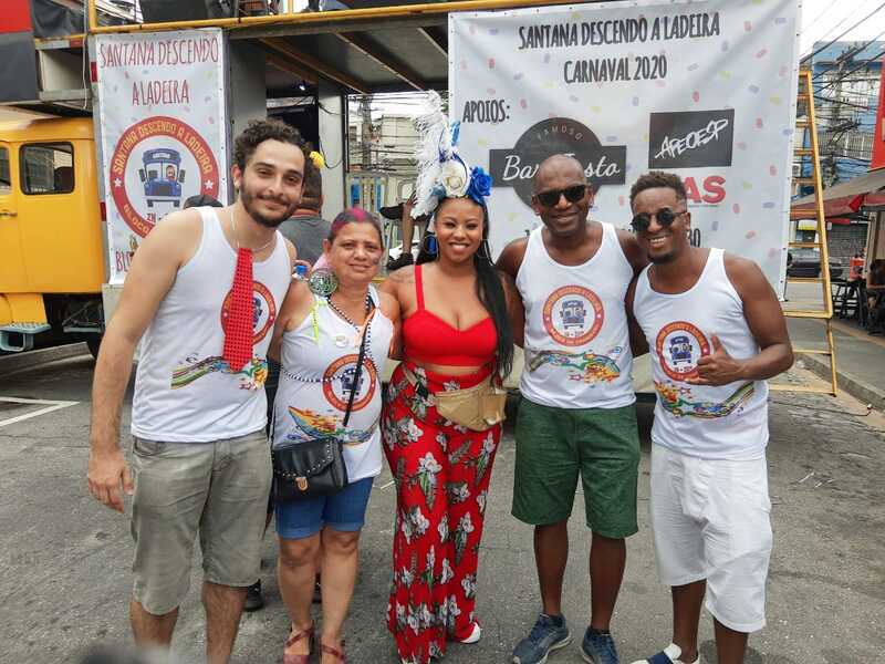 Foto de diretores e interpretes do Bloco Santana Descendo a Ladeira