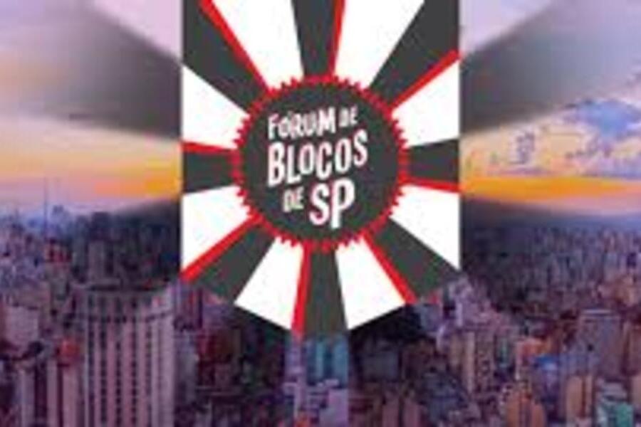 Estandarte do Fórum dos Blocos de Carnaval de Rua sob uma imagem da cidade de São Paulo vista de longe