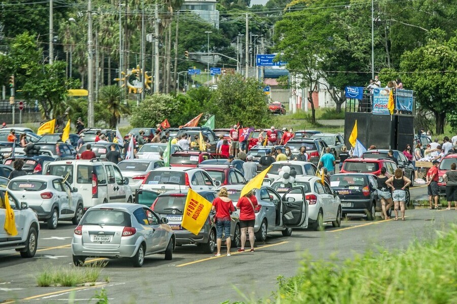 Vista parcial da carreata pelo Fora Bolsonaro