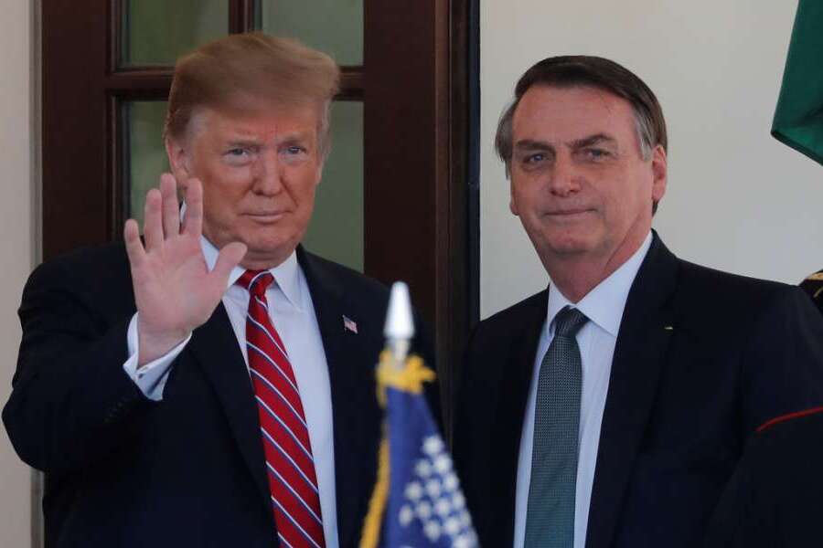 Donald Trump dá adeus. Ao lado, Bolsonaro