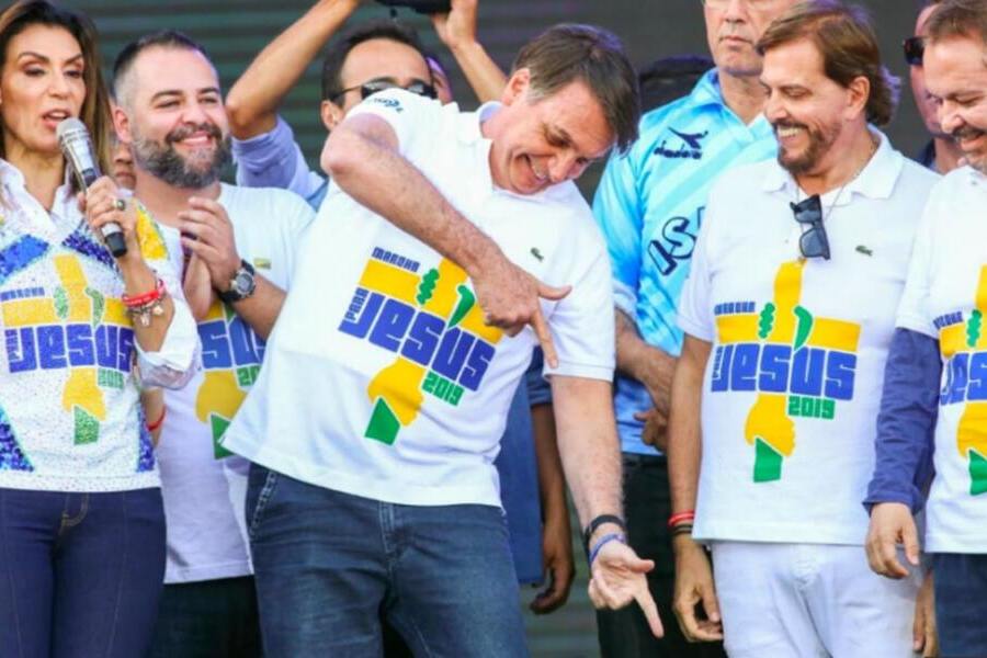 Bolsonaro, durante festejos de evangélicos. No palco, faz "arminha" apontada para baixo como se alguém estivesse de joelhos e estivesse pronto para ser executado