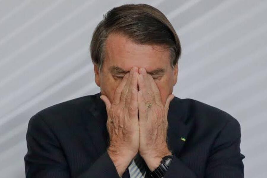 Bolsonaro cobre o rosto com as duas mãos em claro sinal de cansaço