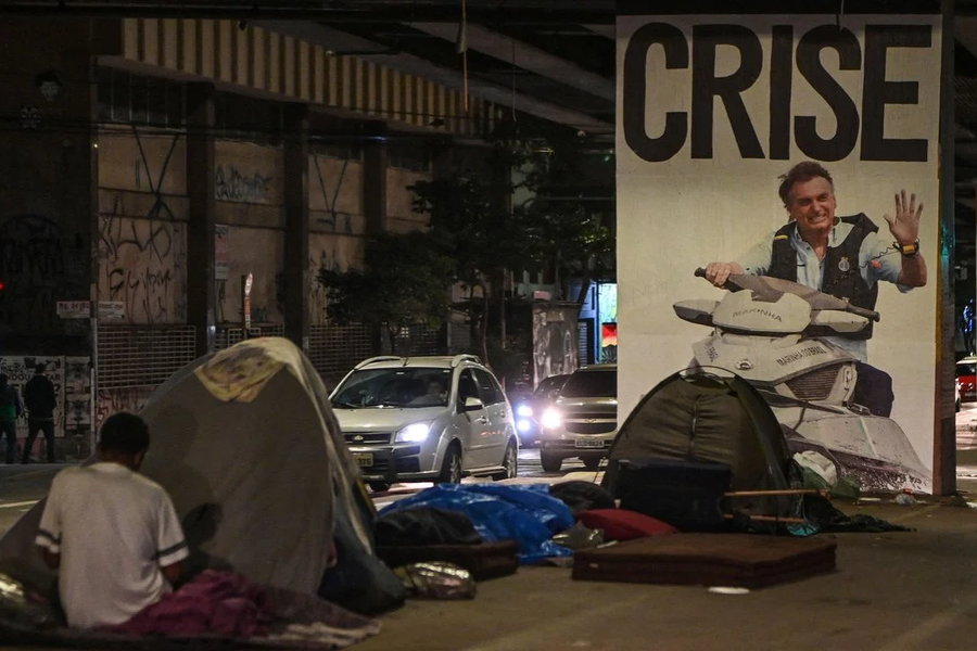 Marquise de sustentação do Minhocão, em São Paulo, tem pintura de Bolsonaro andando de jet ski, enquanto moradores de rua preparam-se para dormir.