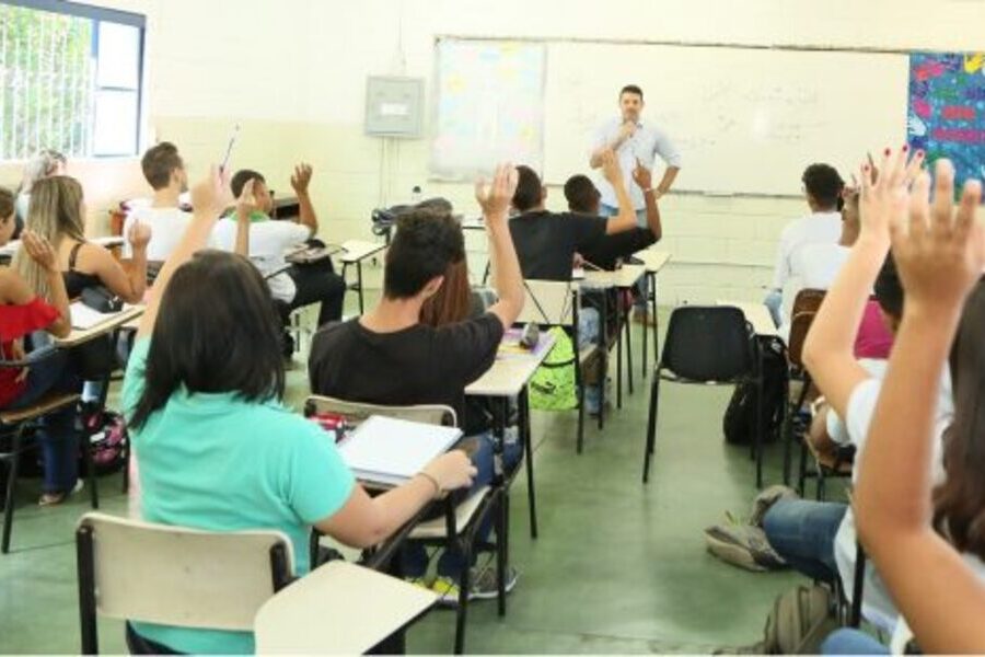 Professor em sala de aula e seus alunos