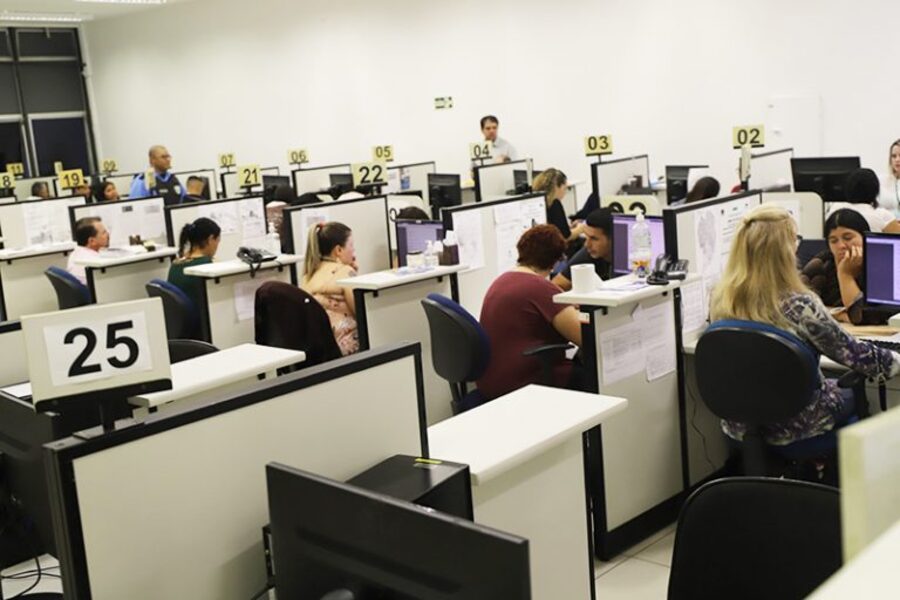 Funcionários públicos fazem atendimento em guichês