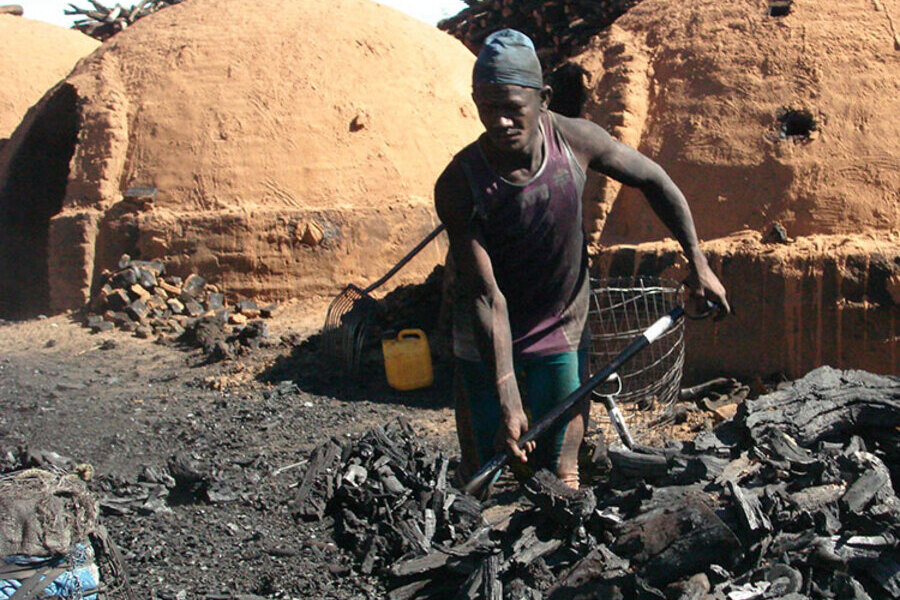 Trabalhador em mina de carvão, análoga à escravidão