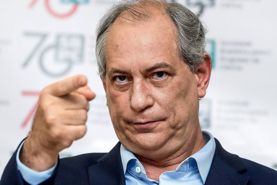 Ciro Gomes aponta o dedo indicativo para a câmera