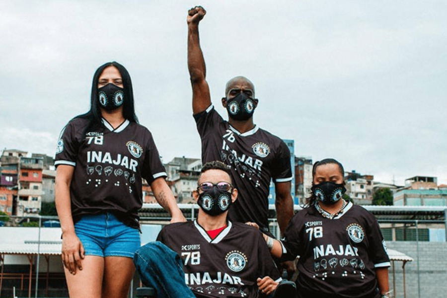 Diretores do Inajar de Souza posam com a nova camisa do time