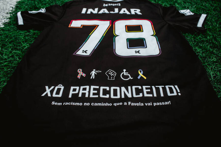 Foto da camisa do Inajar de Souza FC com as inscrição Xô Preconceito