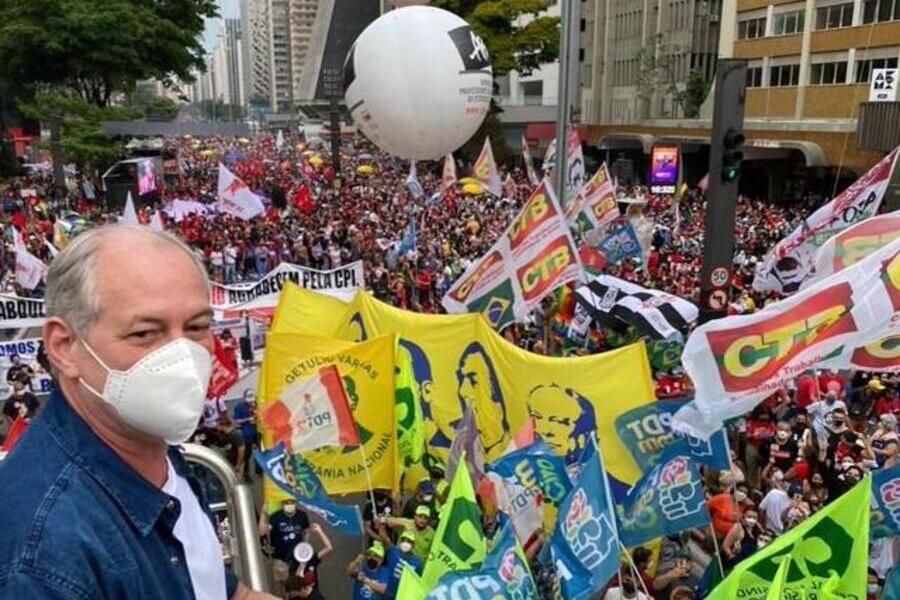 Ciro Gomes, em cima do caminho do som, observa a massa de manifestantes na av. Paulista