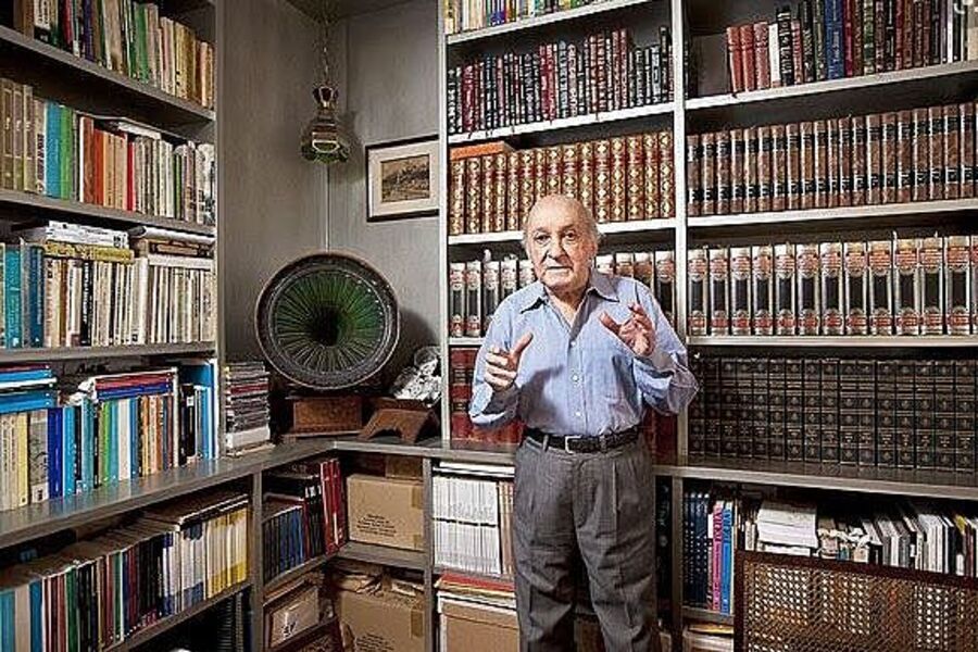 Foto de José Ramos Tinhorão em meio aos seus livros