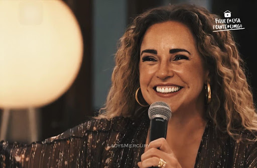 Foto de close da cantora Daniela Mercury durante a live 