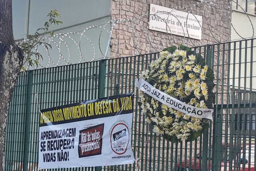 Foto de Coroa de Flores afixada nas grades da Diretoria de Ensino Centro