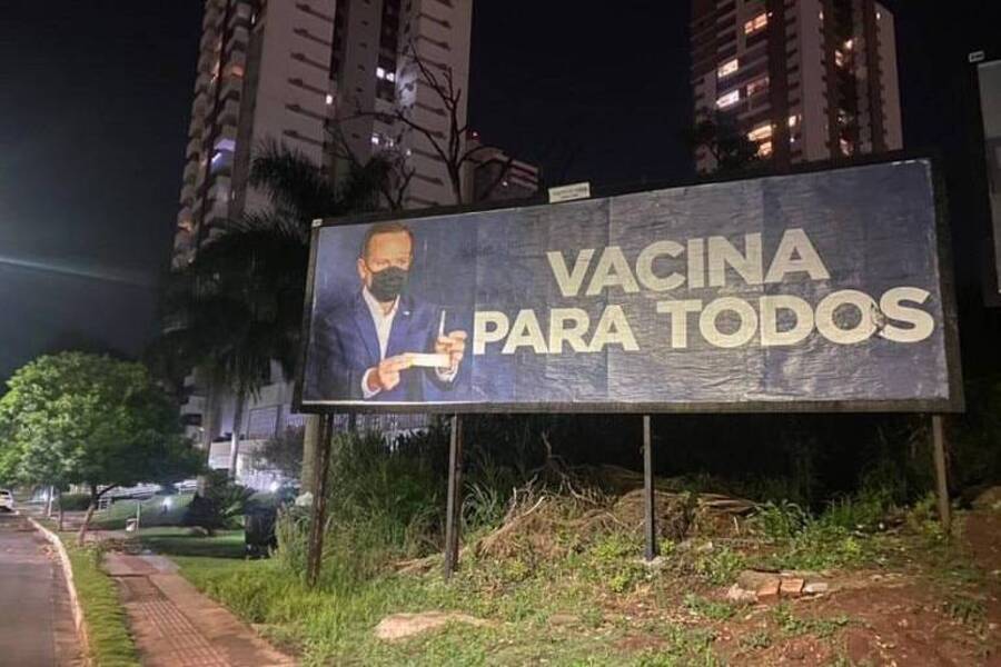 Foto de um dos 10 outdoors espalhados por Campo Grande, MS