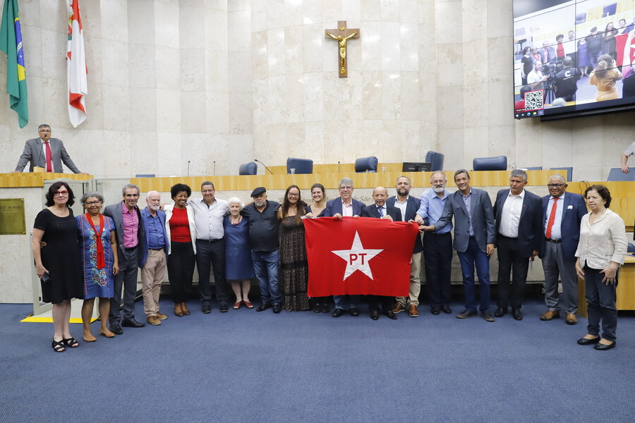 Bancada, assessores e amigos dos vereadores do PT posam para foto