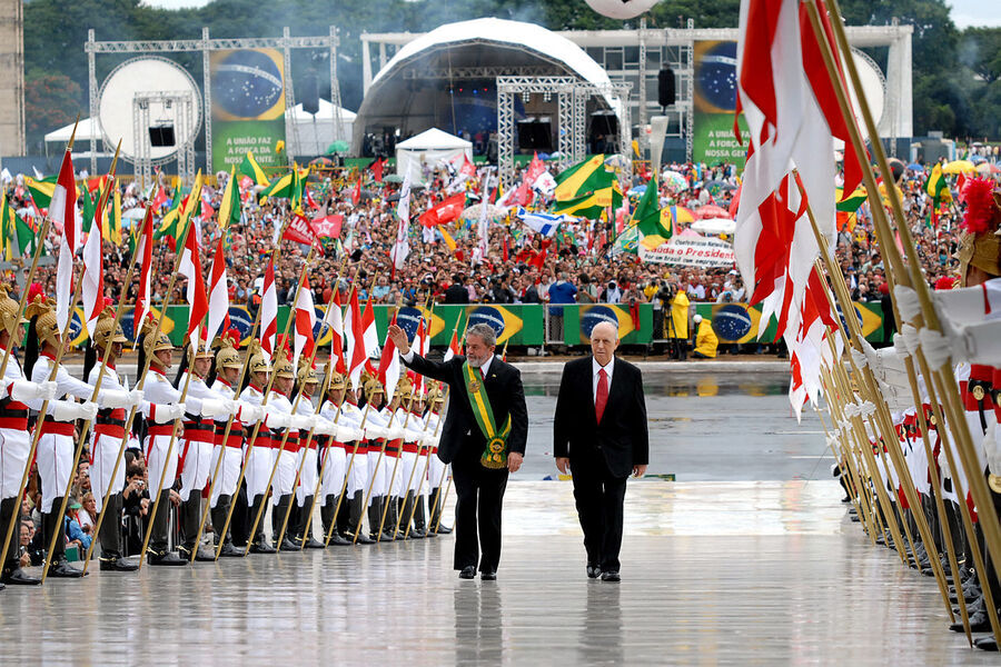 Multidão observa Lula e Zé Alencar subindo a rampa do Palácio do Planalto no dia da posse de Lula