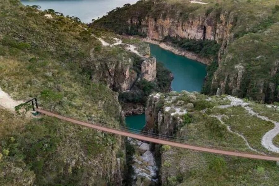Foto aérea da Ponte Péncil construida sobre o Canyon de Capitólio