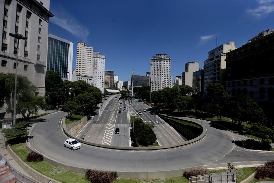 Foto aérea e parcial do centro da cidade completamente vazio