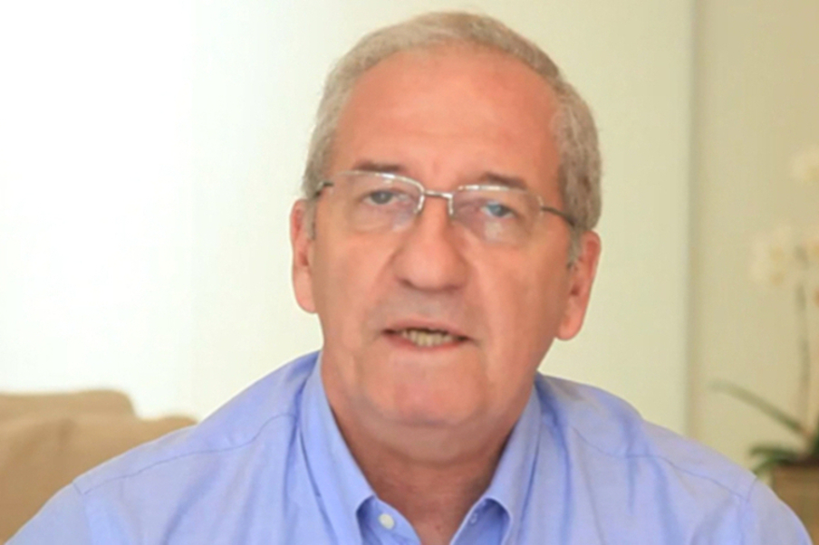 Foto de close do jornalista Franklin Martins