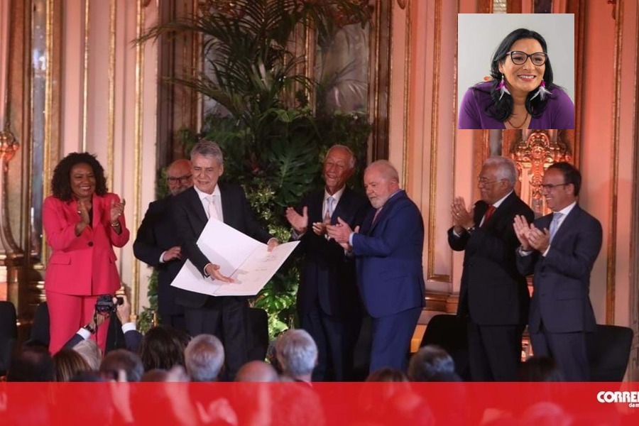 Cerimônia de entrega do Prêmio Camões para Chico Buarque, que exibe seu diploma ao público. Ao fundo, a ministra da Cultura Margarete Menezes, o presidente de Portugal e o presidente Lula aplaudem. No destaque, foto da deputada federal Juliana Cardoso