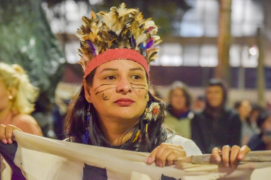 Foto da vereadora Juliana Cardoso pintada e com cocar indígena