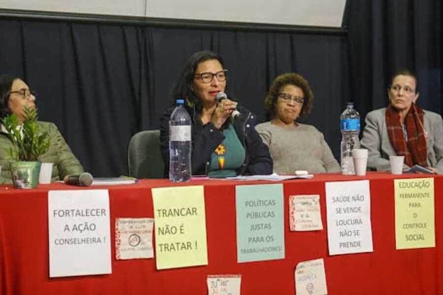 A vereadora Juliana Cardoso, ao centro e falando ao microfone, durante a plenária realizada no Teatro Heleny Guariba, região central, de São Paulo, que debateu a saúde pública no Brasil.