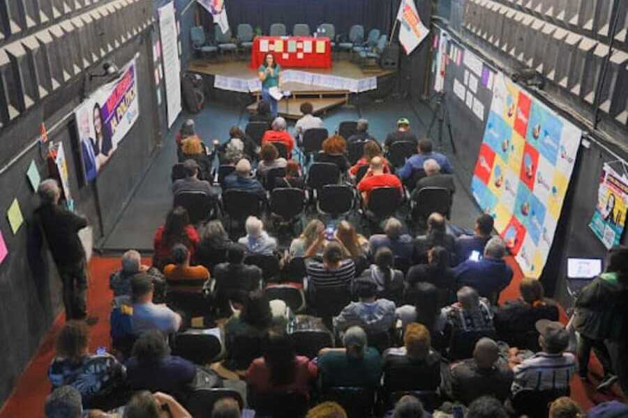 A vereadora Juliana Cardoso, ao centro e falando ao microfone, durante a plenária realizada no Teatro Heleny Guariba, região central, de São Paulo, que debateu a saúde pública no Brasil.